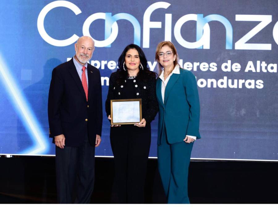 <i>Claudia Kattán-Jordán lidera las operaciones de Crowley Logistics en Centroamérica, México y Panamá, recibe reconocimiento como líder de Alta Confianza.</i>