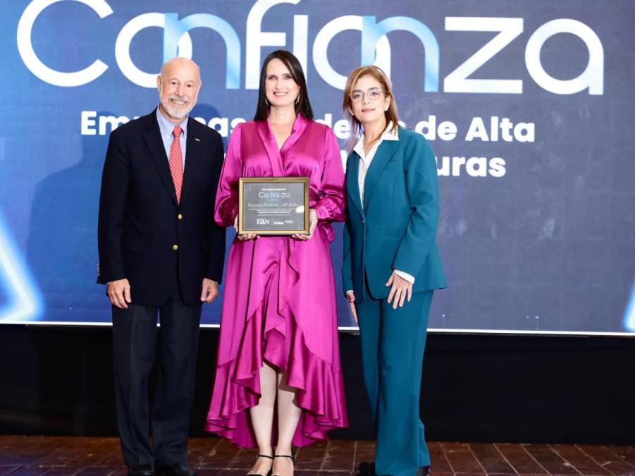 <i>Cerveceria Hondureña es una Empresas de Alta Confianza en Honduras. Recibe el reconocimiento Milene Fernandez Gerente de Reputacion y Sostenibilidad </i>