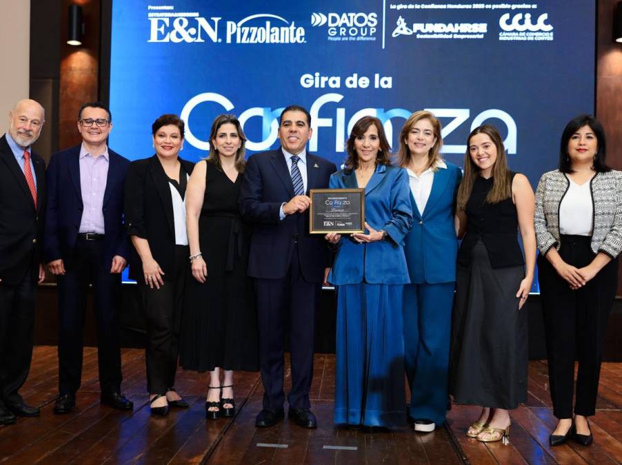 <i>Mario Faraj, CEO de DIUNSA, recibe reconocimiento empresa Triple C-Honduras. En la foto, junto su equipo.</i>