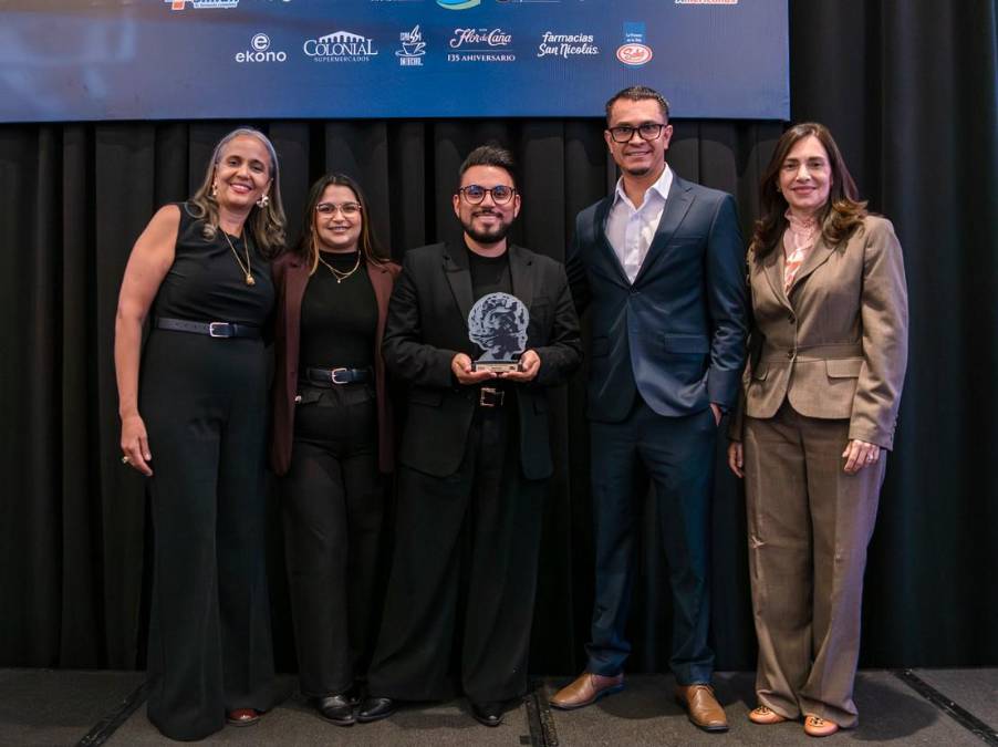 Ekono, Tiendas por departamentos. Recibe premio Sebastián Nuñez, Jefe de Marketing Tiendas Ekono