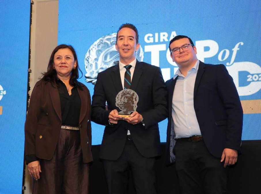 Natura's, marca # 1 en la categoría: Salsas preparadas Recibe el reconocimiento: Rodrigo Ibarra, Director Comercial de Unilever para Centroamérica. 