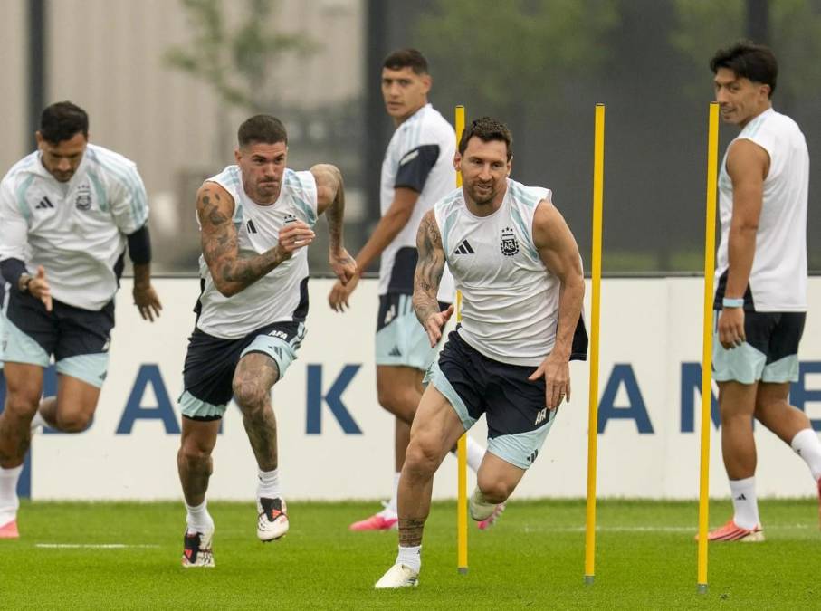 Lio en su propable último Mundial. Lionel Messi y otros jugadores de la selección Argentina durante su entrenamiento. EFE/Ángel Colmenares