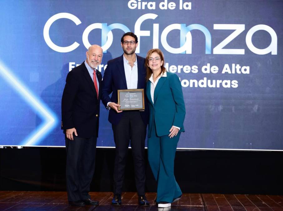 <i>Jorge Canahuati, presidente de Grupo OPSA, fue nombrado como empresario confiable. Recibe en su representación Rodrigo Canahuati, Director de Inversiones y Negocios Alternativos en Grupo OPSA </i>