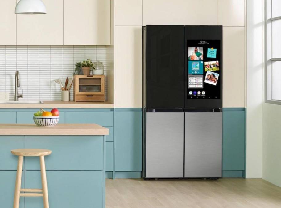 <i>El refrigerador Bespoke 4-Door Flex con IA Family Hub+ se destaca por su pantalla de 32 pulgadas que presenta la nueva AI Vision Inside. Puede reconocer hasta 33 alimentos diferentes que se ponen y se sacan del frigorífico sugiriendo además recetas para reducir desperdicio de alimentos. FOTO E&amp;N</i>