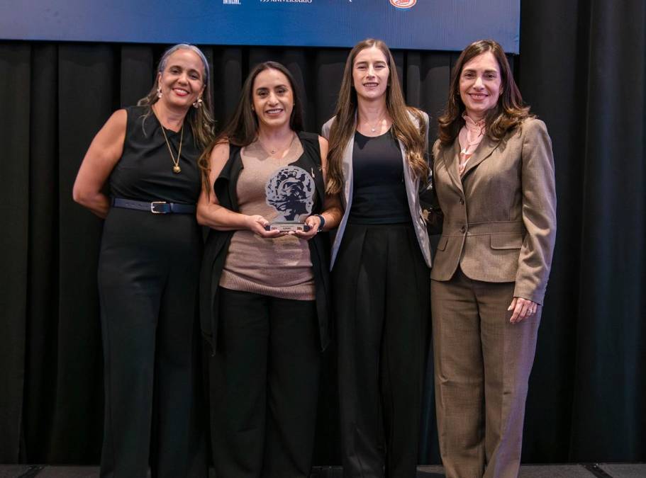 Lizano lidera la categoría Salsas en Costa Rica. Recibe premio Yuliana van der Laat, Regional Key Account Manager en Unilever (Lizano)