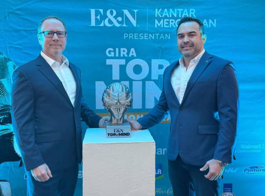 <i>Allan Deware, CEO de Grupo Deware, Pinturas Americanas, posa junto a uno de los reconocimientos TOM, mismos que estarán en cada evento. </i>