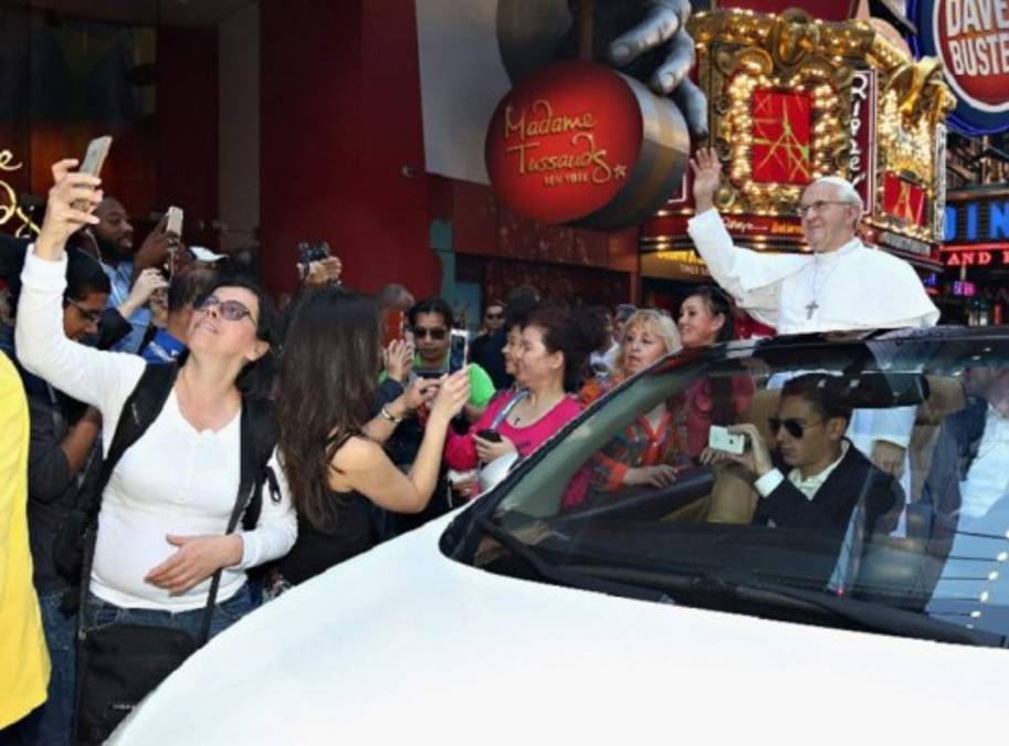 Una figura de cera del Papa Francisco, del museo de Madame Tussaud, ha paseado en papamóvil por las calles neoyorquinas.