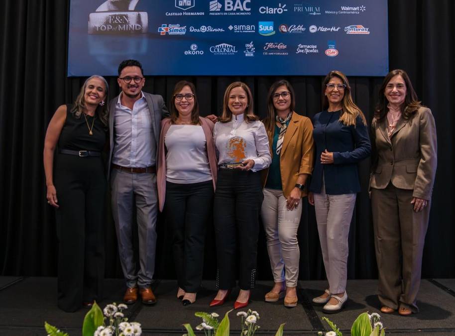 Dos Pinos, categoría Jugos en Costa Rica. Recibe Bernardita Cerdas/ Directora de Mercadeo, Investigacion y Desarrollo + Diversificación de Dos Pinos, junto a su equipo. 