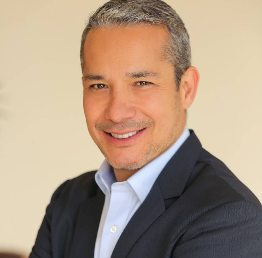 <i>El consumidor centroamericano ya no solo experimenta en lo digital; está confiando sus necesidades cotidianas de consumo masivo a las plataformas en línea, afirma Armando Uriegas, Presidente de NielsenIQ América Latina. (Foto: Cortesía)</i>