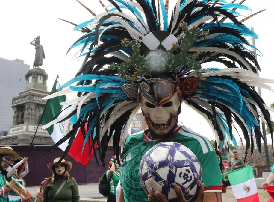 <i>Una persona caracterizada como catrina participa en el desfile de 'Catrinas Mundialistas' este domingo, en Ciudad de México (México). El 11 de junio, la capital mexicana será sede del partido inaugural del Mundial 2026, que reunirá a 48 selecciones y concluirá el 19 de julio. EFE/ Mario Guzmán</i>