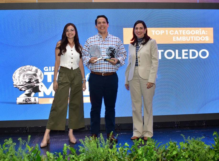 <i>Toledo, marca # 1 en Categoría: Embutidos. Recibe el reconocimiento: Carlos Ruiz- Coordinador de Mercadeo Avícola Valor Agregado CMI. </i>