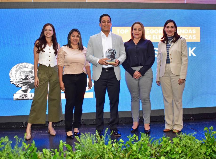 <i>Radioshack, marca # 1 en Categoría: Tiendas de electrónica. </i>