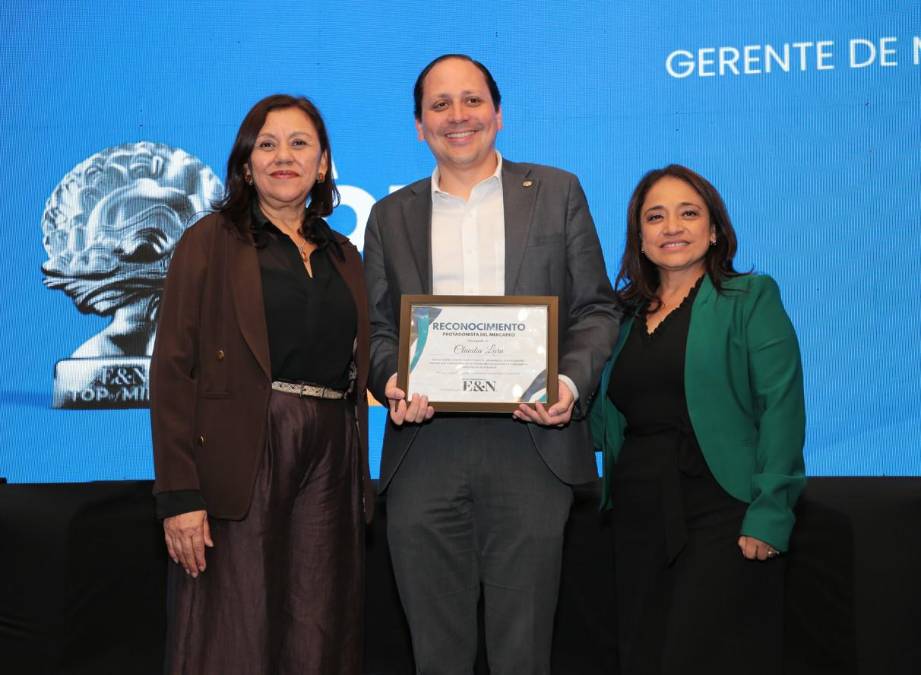 Claudia Lara, gerente de Marca de Agua Pura Salvavidas. Recibe Rodolfo Clautier, Gerente General de Central de Medios de Castillo Hermanos.