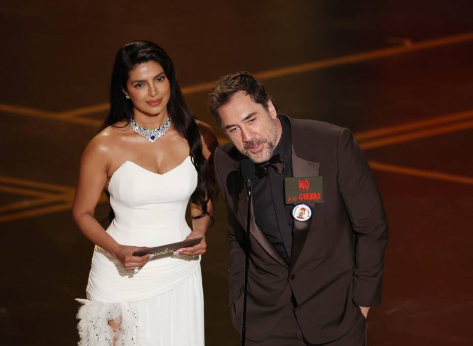 <i>Priyanka Chopra Jonas (izq.) y Javier Bardem presentan el Oscar a la Mejor Película Internacional durante la 98.ª ceremonia anual de los Premios Óscar en el Dolby Theatre de Los Ángeles, California, EE. UU., el 15 de marzo de 2026. EFE/EPA/CHRIS TORRES</i>