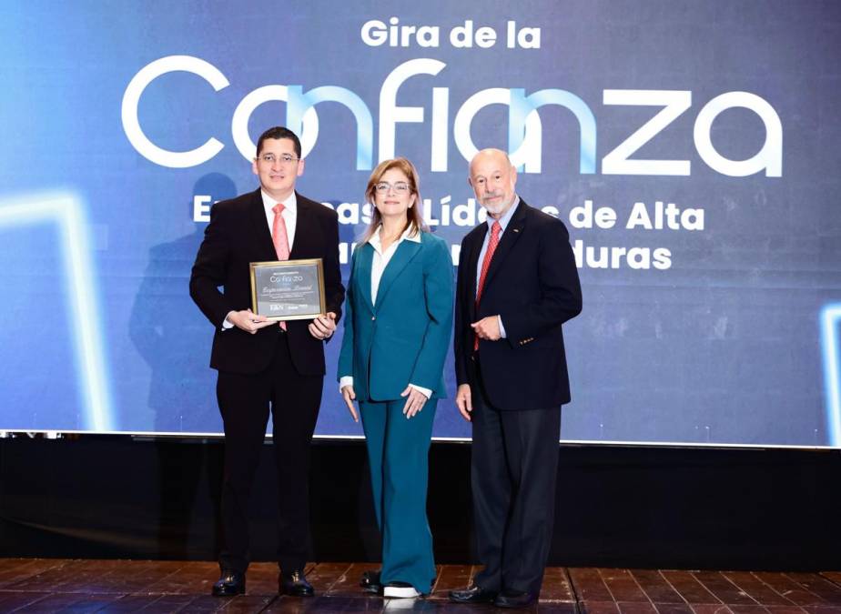 Ricardo Gamero, Director de Capital Humano, recibe reconocimiento Triple C para Corporación Dinant 