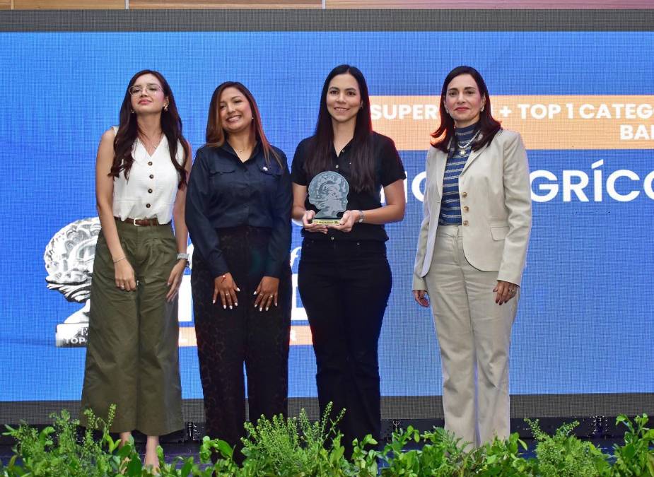 <i>Bancoagrícola, Super TOM y marca # 1 en Categoría: Bancos. Recibe el reconocimiento: Vicky Molina, Gerente de Mercadeo de Bancoagricola</i>