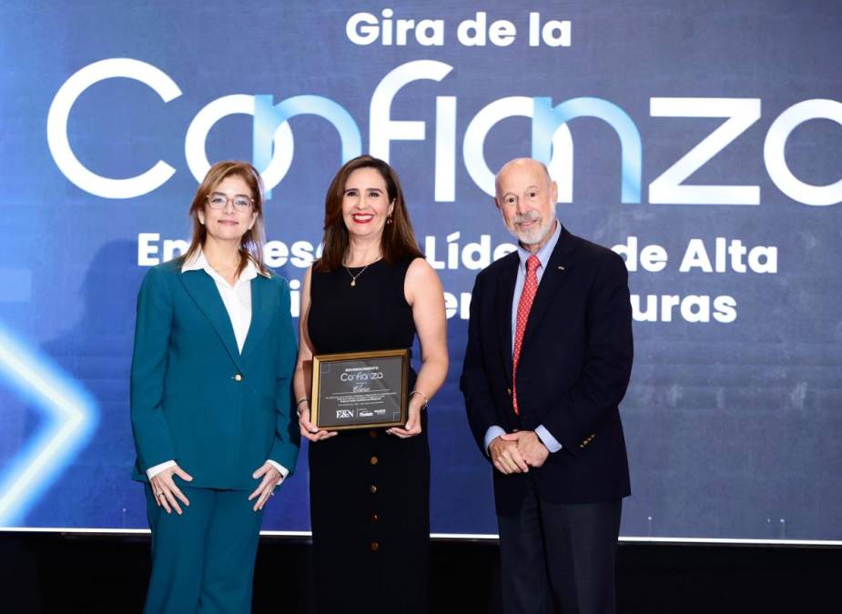 <i>Nidia Liliana Rodriguez, Sub Gerente de Relaciones Publicas y Responsabilidad Social de Claro Honduras recibe el reconocimiento para su organización </i>