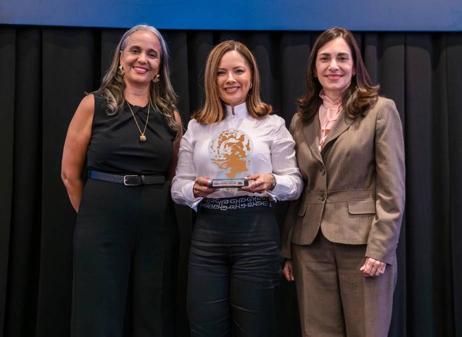 Dos Pinos se lleva el premio como Marca emblemática, Marca Innovadora , Marca destacada en Campañas publicitarias y Marca Referente en Vida Saludable. Retira el premio- Bernardita Cerdas,Directora de Mercadeo, Investigación y Desarrollo + Diversificación de Dos Pinos