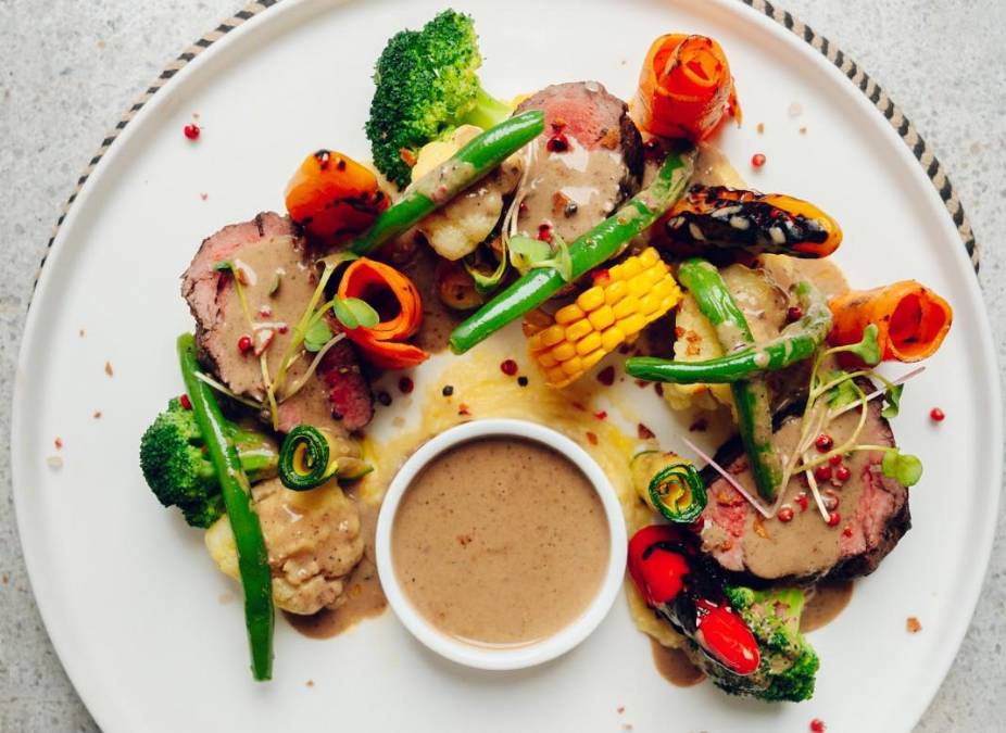 Las especialidades más aclamadas de Luna Muna en Trip Advisory: Pulpo a la parrilla en salsa de naranja, con alioli de chipotle; Raviolis de langosta; el Carpaccio de Concha, el Bisque de Bogavante a la plancha, connata y zamát y los Tortellini de King Crab caseros.