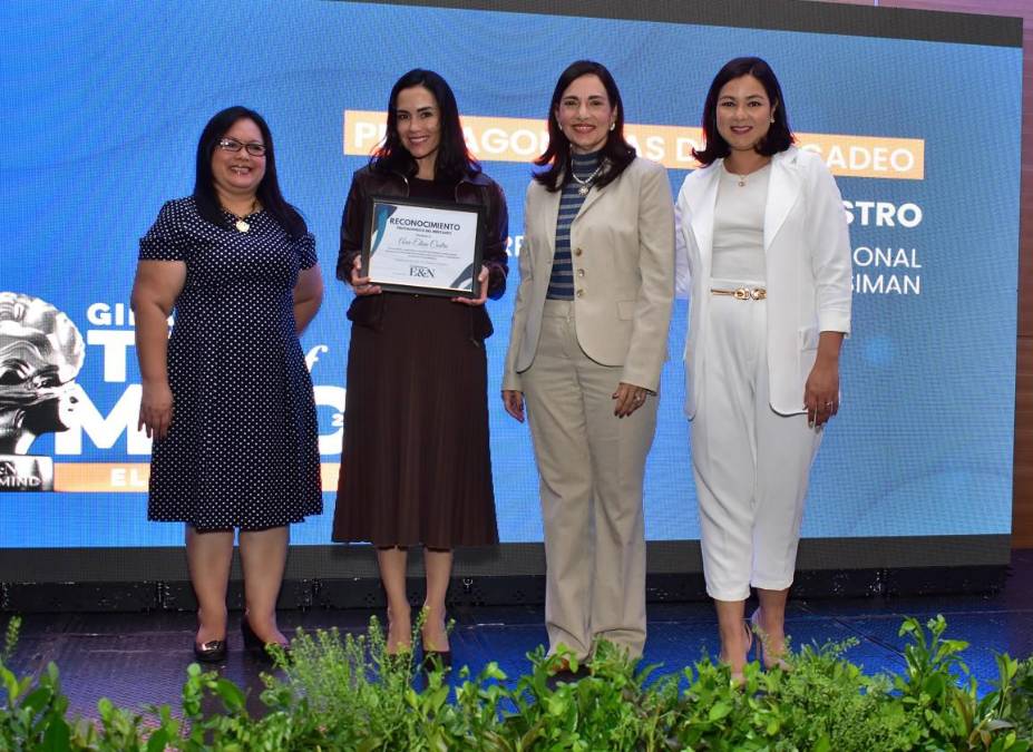 Ana Elisa Castro, Gerente de Mercadeo Regional de SIMAN