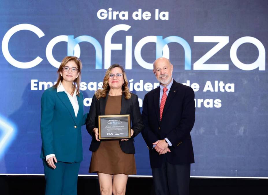 <i>Florangela Santamaria Gerente Regional de Sostenibilidad, recibe el reconocimiento Doble C para Terra Inversiones </i>