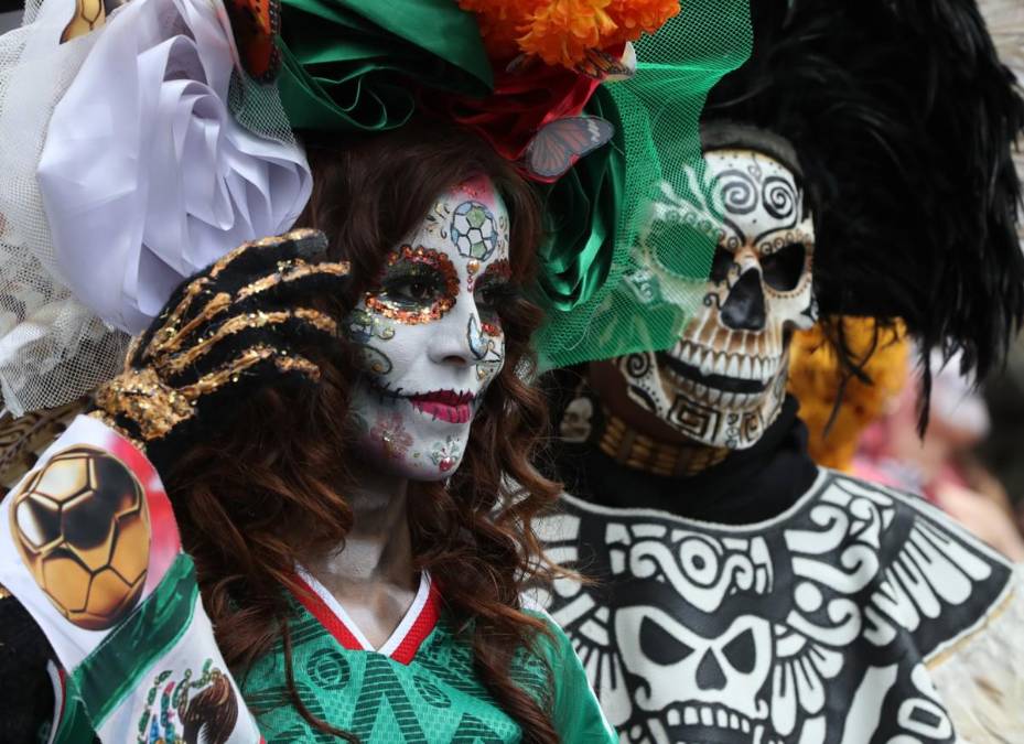 <i>El desfile, organizado por el colectivo de la Mega Procesión de las Catrinas -y el primero celebrado en esta época del año-, fusionó así dos símbolos arraigados en la identidad mexicana: la estética de las catrinas y la cultura futbolera, en el marco de las actividades previas al Mundial de 2026. EFE/ Mario Guzmán</i>