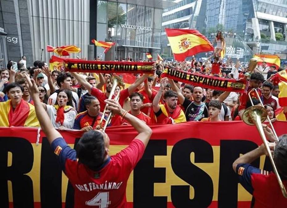 Aficionados de la selección de España se reúnen a un día de la final del Mundial de la FIFA 2026 ante Argentina, este sábado, en Nueva York (Estados Unidos). EFE/ Lavandeira Jr.