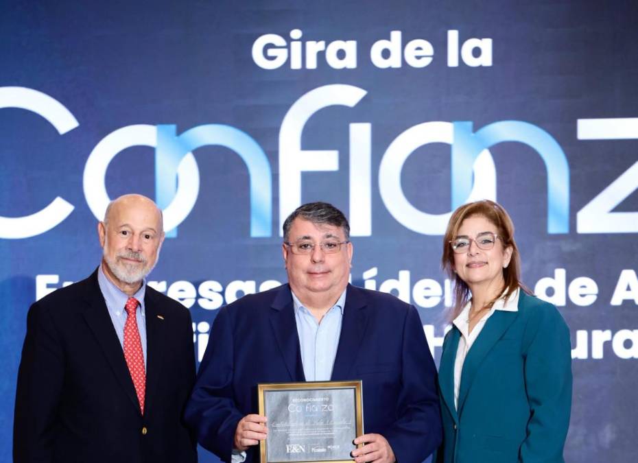 <i>Por Embotelladora de Sula acude a recibir la distinción Edvin Santos, Director de Relaciones Corporativas </i>