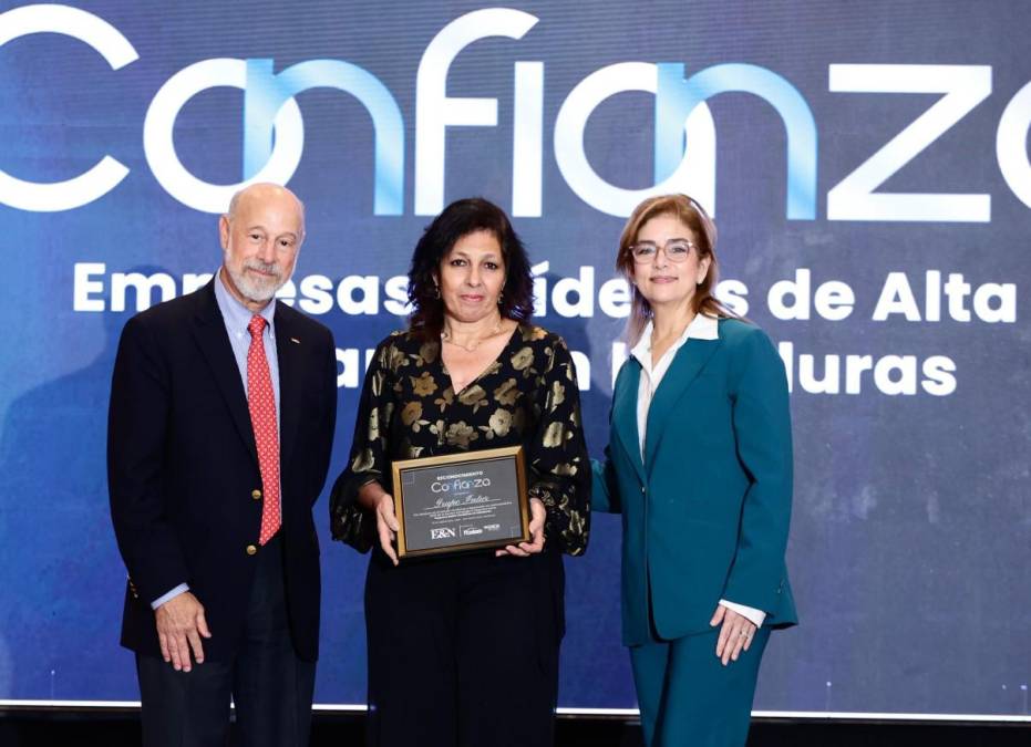 <i>Sandra Kaffatti, Directora del Centro de Distribucion de INTUR, recibe reconocimiento de manos de Ruth Marie Canahuati, Directora de Captación de Audiencias en GRUPO OPSA/ Revista Estrategia y Negocios y a Italo Pizzolante, fundador de PIZZOLANTE. </i>
