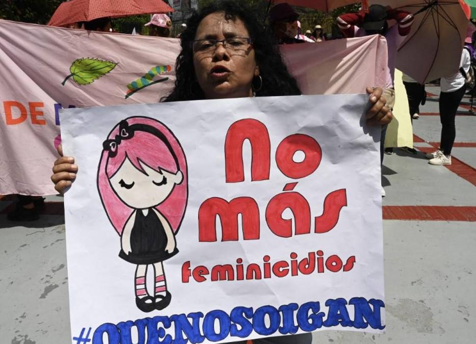 <i>Una mujer participa en una manifestación desde el bulevar Fuerzas Armadas hasta la Corte Suprema de Justicia en Tegucigalpa, el 8 de marzo de 2024, en el marco del Día Internacional de la Mujer. FOTO Orlando SIERRA/AFP</i>