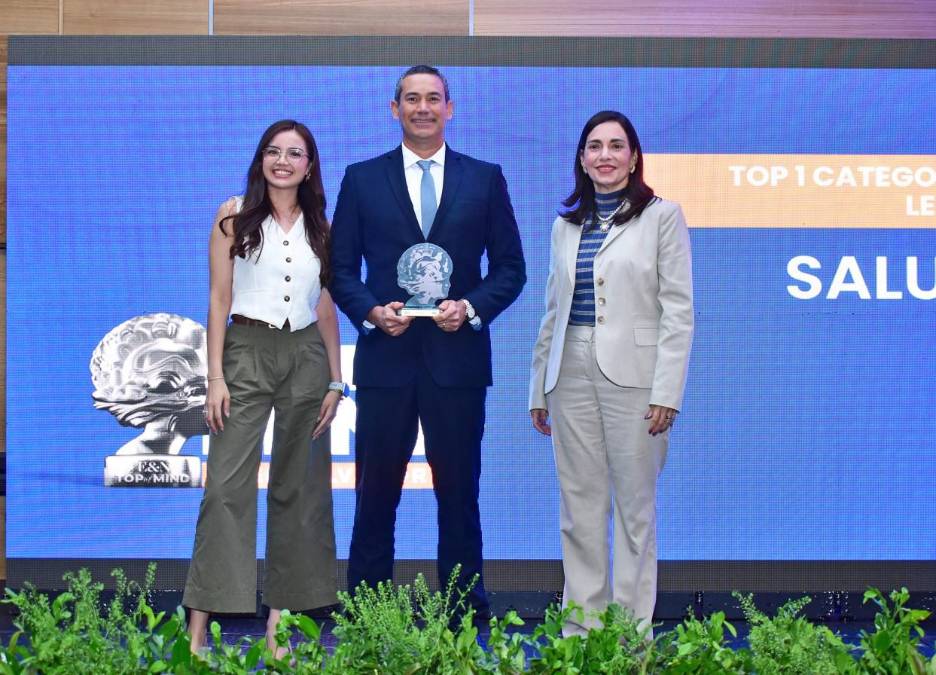 Salud, marca # 1 en Categoría: Leche. Recibe el reconocimiento Juan José Arce, Presidente. 