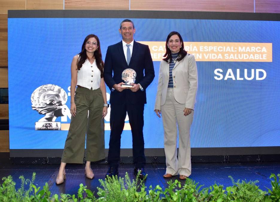<i>Salud, se le reconoce en la Categoría Especial de Marca referente en vida saludable. Recibe el reconocimiento su presidente, Juan José Arce. </i>