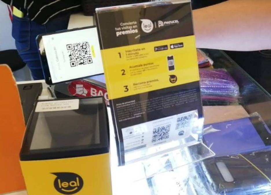 Paso 4: Confirmación de compra. Tras finalizar la compra pase su código QR, el que sale dentro de la aplicación. El encargado del comercio lo escaneará en el sistema de Leal. En caso de no querer usar el QR de su smartphone, está la opción de hacer el registro con un llavero QR que pueden extender para los usuarios en los comercios afiliados, el código es usado de la misma forma que en la app.<br/>