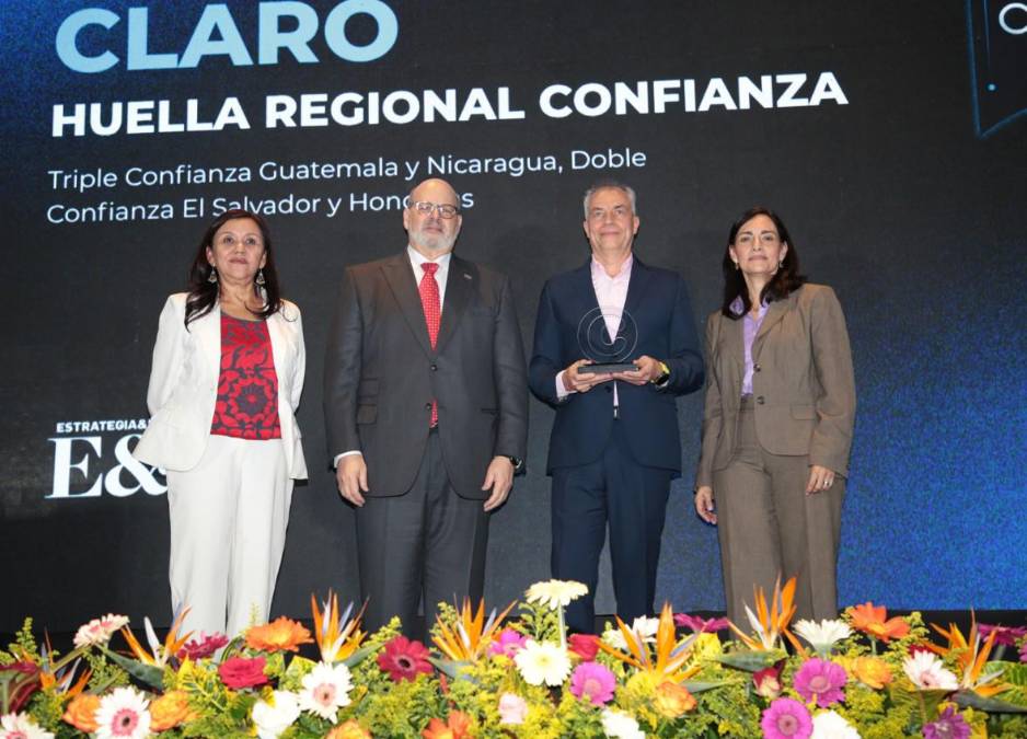 Claro, referente en 4 países Triple Confianza en Guatemala y Nicaragua y Doble Confianza El Salvador y Honduras. Recibe reconocimiento José Vicente Serrano, Director de Ventas Mercado Corporativo Regional. 