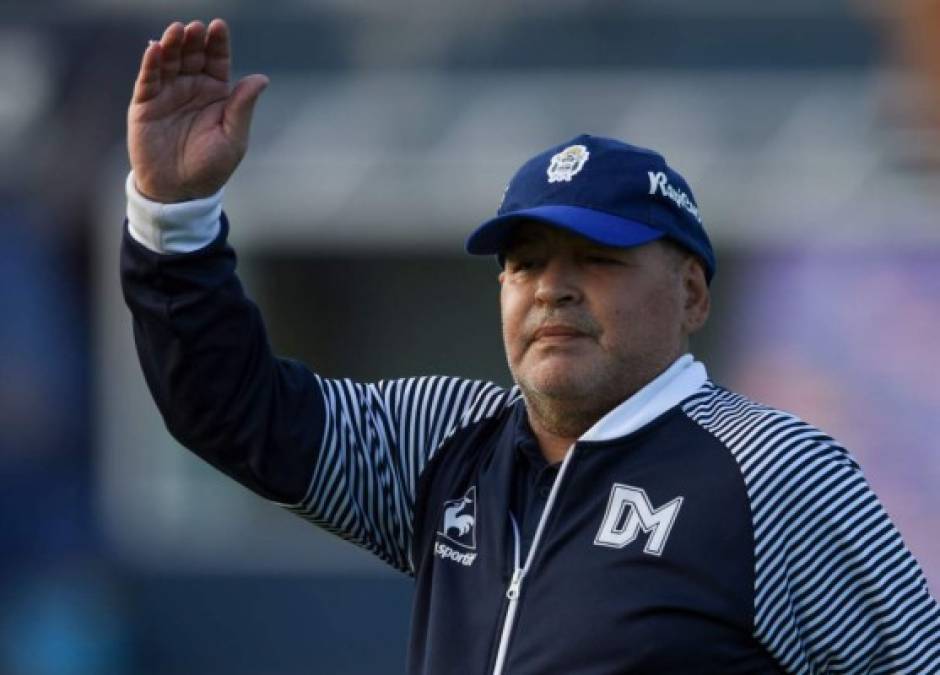 LA PLATA, ARGENTINA - FEBRUARY 08: Diego Maradona coach of Gimnasia y Esgrima La Plata wave the fans before second half during a match between Gimnasia y Esgrima La Plata and Patronato as part of Superliga 2019/20 at Juan Carmelo Zerillo Stadium on February 8, 2020 in La Plata, Argentina. (Photo by Marcelo Endelli/Getty Images)