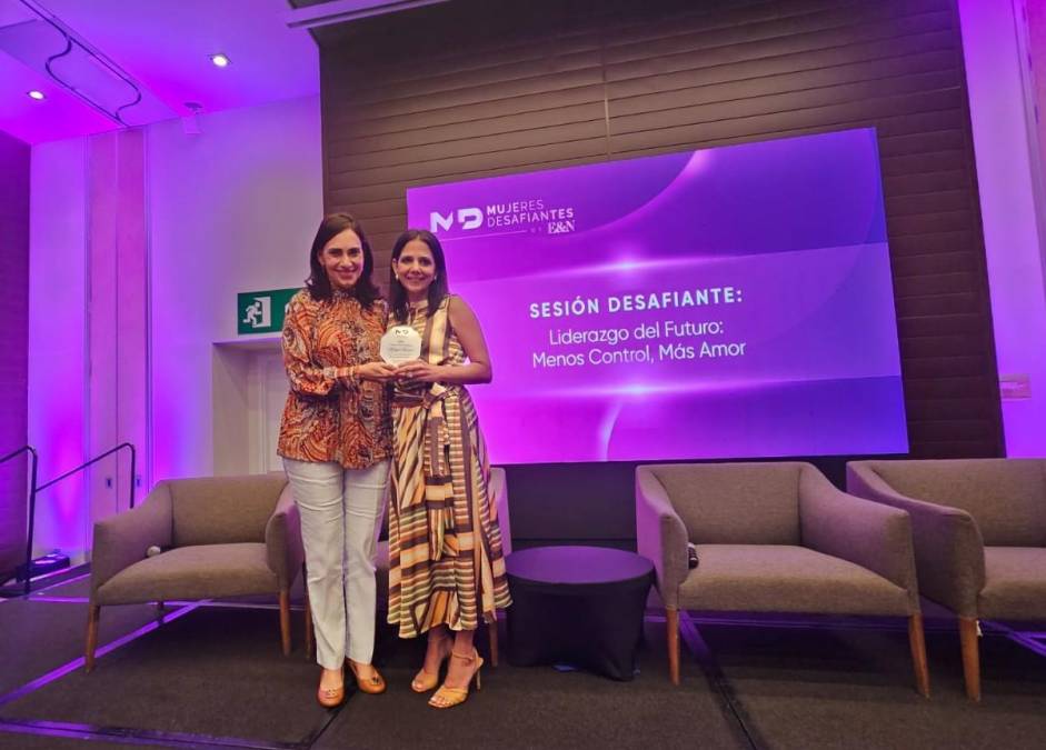 <i>En la sesión “Liderazgo del futuro: menos control, más amor”, Mireya Nasser, Coach en Mentalidad, Crecimiento Personal y Salud Integral, señaló con el público asistente que todavía se carga con la creencia que para ser profesionales tenemos que ser distantes, que mostrar cercanía y autenticidad es perder autoridad, que abrir el corazón es poco serio, pero descubrió lo contrario.</i>