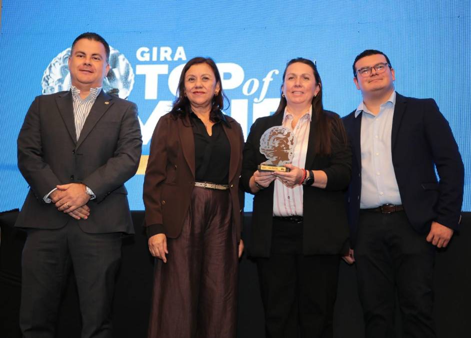 Del Frutal, marca # 1 en la categoría: Néctares. Recibe reconocimiento Jackeline Castillo, Gerente regional de Néctares. 