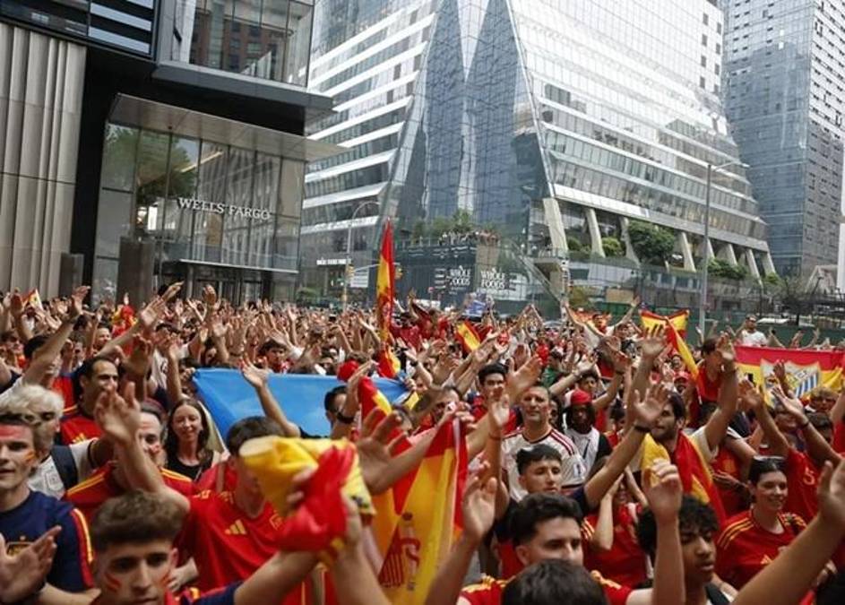 Aficionados de la selección de España se reúnen a un día de la final del Mundial de la FIFA 2026 ante Argentina, este sábado, en Nueva York (Estados Unidos). EFE/ Lavandeira Jr.