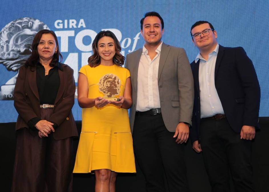 Seguros el Roble, marca # 1 en la categoría: Aseguradoras. Recibe el premio: Fernando Silva-Jefe de Estrategias de Marketing y Noemí Peraza-Gerente de Mercadeo Seguros El Roble 