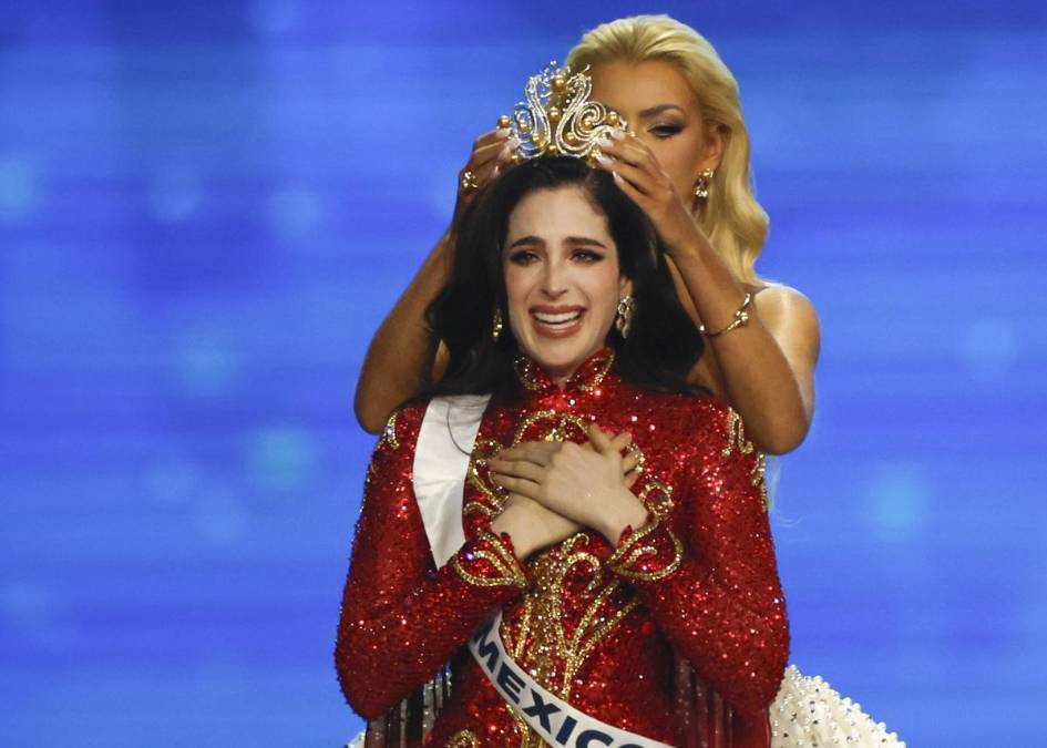 <i>La mexicana Fatima Bosch (al frente) reacciona al ser coronada Miss Universo 2025 por la danesa Victoria Kjaer Theilvig (detrás), Miss Universo 2024, durante la 74.ª edición de Miss Universo 2025 en el Impact Challenger Hall de la provincia de Nonthaburi, en las afueras de Bangkok. EFE/EPA/RUNGROJ YONGRIT</i>