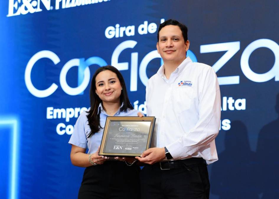 <i>Oscar Nativi, jefe de mercadeo de Farmacia Simán, reconocida como empresa - Doble C </i>