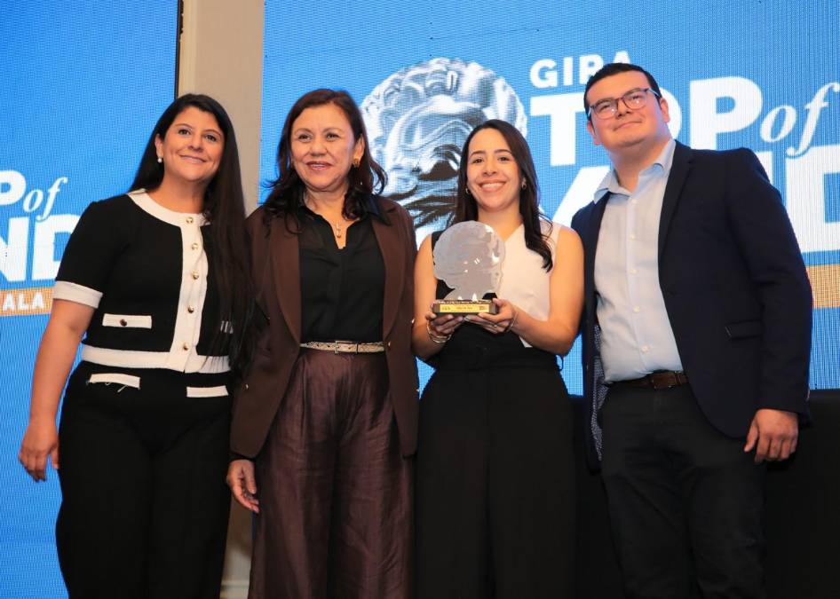 Pasta INA, marca Super TOM y # 1 en la categoría: Pastas Recibe el reconocimiento Susanne Michelle Roldán, Coordinador de Mercadeo Pastas Marcas Flankers y Claudia Guisela Ortiz, Gerente de Mercadeo Categoría Pastas Core Brands