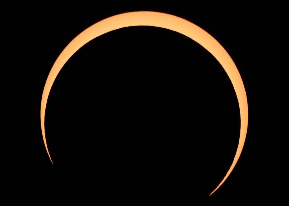 <i>La Luna cruza frente al Sol sobre Albuquerque, Nuevo México, durante un eclipse anular el 14 de octubre de 2023. Patrick T. Fallon / AFP</i>