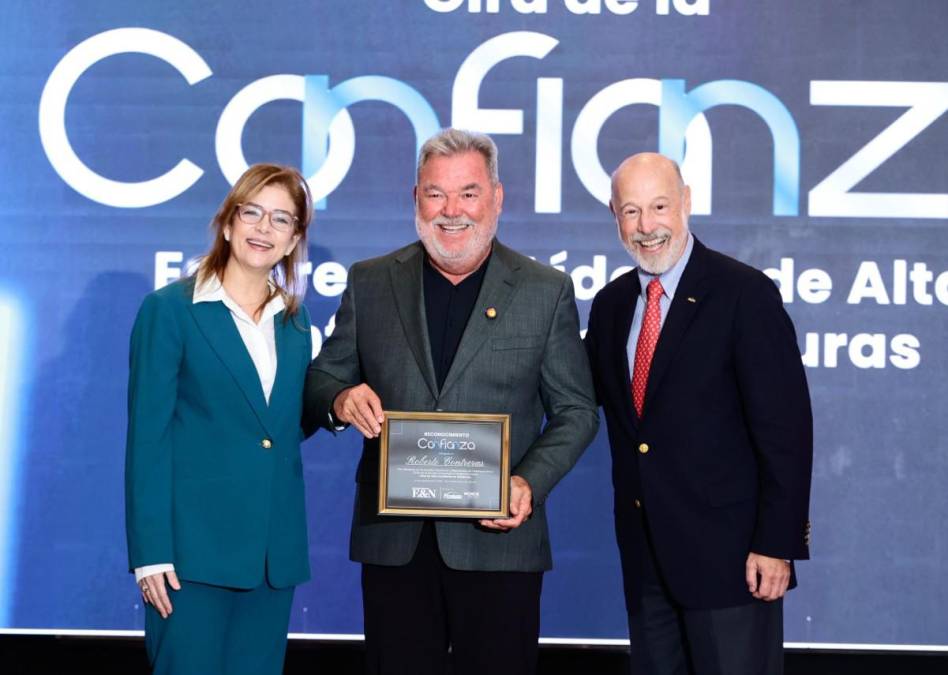 <i>Roberto Contreras, gerente general de Power Chicken, recibe reconocimiento como Empresario de Alta Confianza Honduras</i>