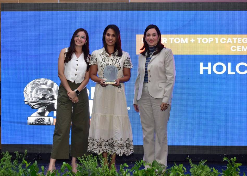 Holcim, Super TOM y marca # 1 en Categoría: Cemento. Recibe el reconocimiento Patricia Argueta, Head de Asuntos Corporativos 