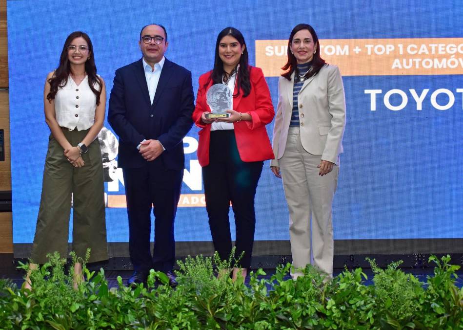 Toyota, Super TOM y marca # 1 en Categoría: Automóviles. Recibe el reconocimiento Arianna Carolina Chacón, Gerente de Mercadeo en Toyota El Salvador 