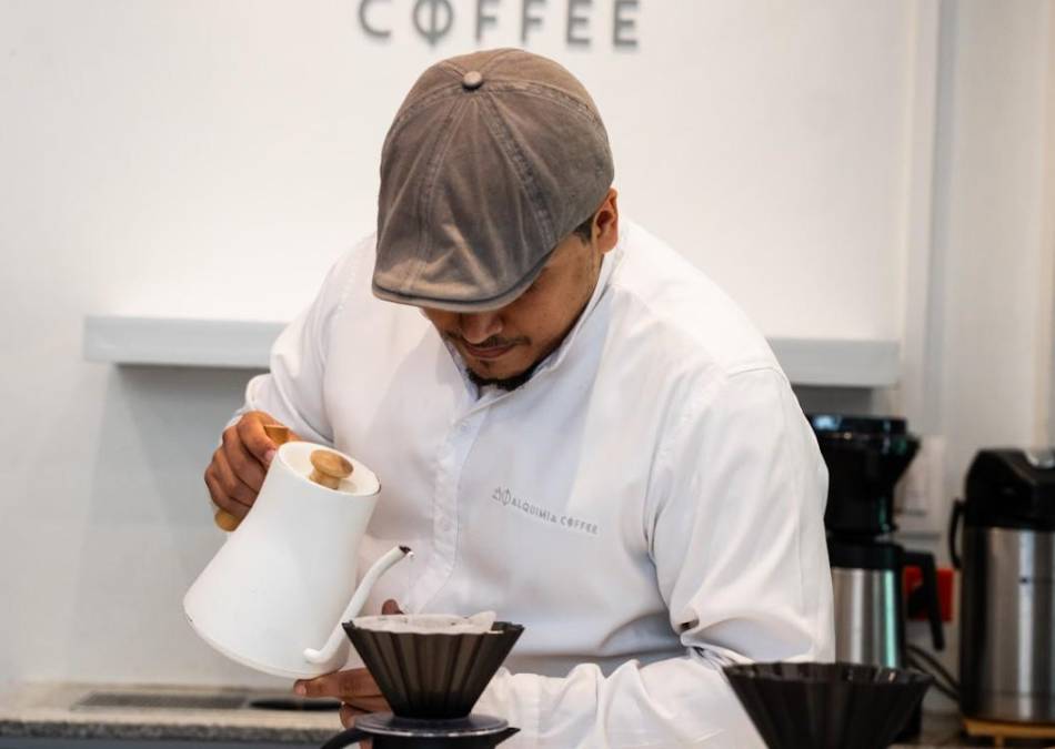 Bolaños está enamorado de El Salvador por su talento humano, por la transformación positiva de su país y por la calidad del café que se produce, pero además de su convicción sobre la bebida: “Hacer buen café no es arte, es ciencia”.