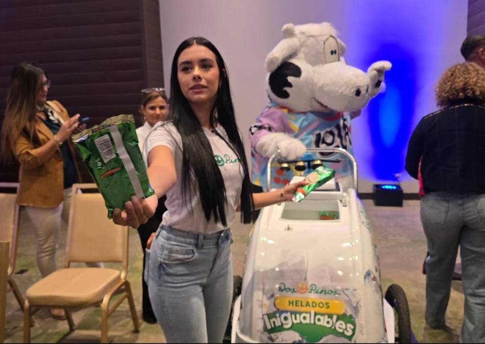 Dos Pinos entregó paletas Pinito a los asistentes y su vaca Lula se robó miradas. 