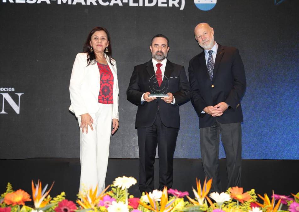 Atlántida, Triple Confianza en Honduras. Recibe reconocimiento Manuel Dávila, Vicepresidente Ejecutivo Senior de Banco Atlántida Honduras.