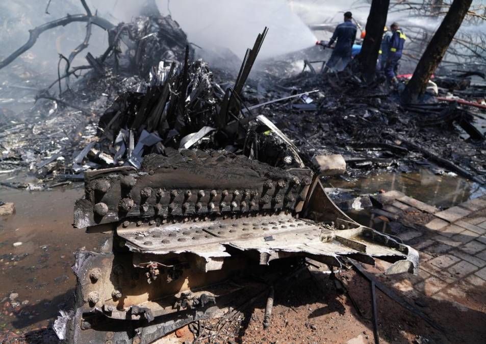 <i>AHMEDABAD (India), 12/06/2025.- Restos en el lugar del accidente aéreo cerca del Aeropuerto Internacional Sardar Vallabhbhai Patel en Ahmedabad, Gujarat, oeste de la India, el 12 de junio de 2025. El vuelo AI171 de Air India, con destino a Londres y con 242 pasajeros y tripulantes a bordo de un Boeing 787-8, se estrelló minutos después del despegue en la zona de Meghaninagar de Ahmedabad. (Londres) EFE/EPA/SIDDHARAJ SOLANKI</i>